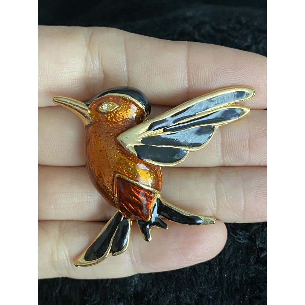 Beautiful Shimmering Enamel Hummingbird Bird Gold tone Metal Facing Right Brooch